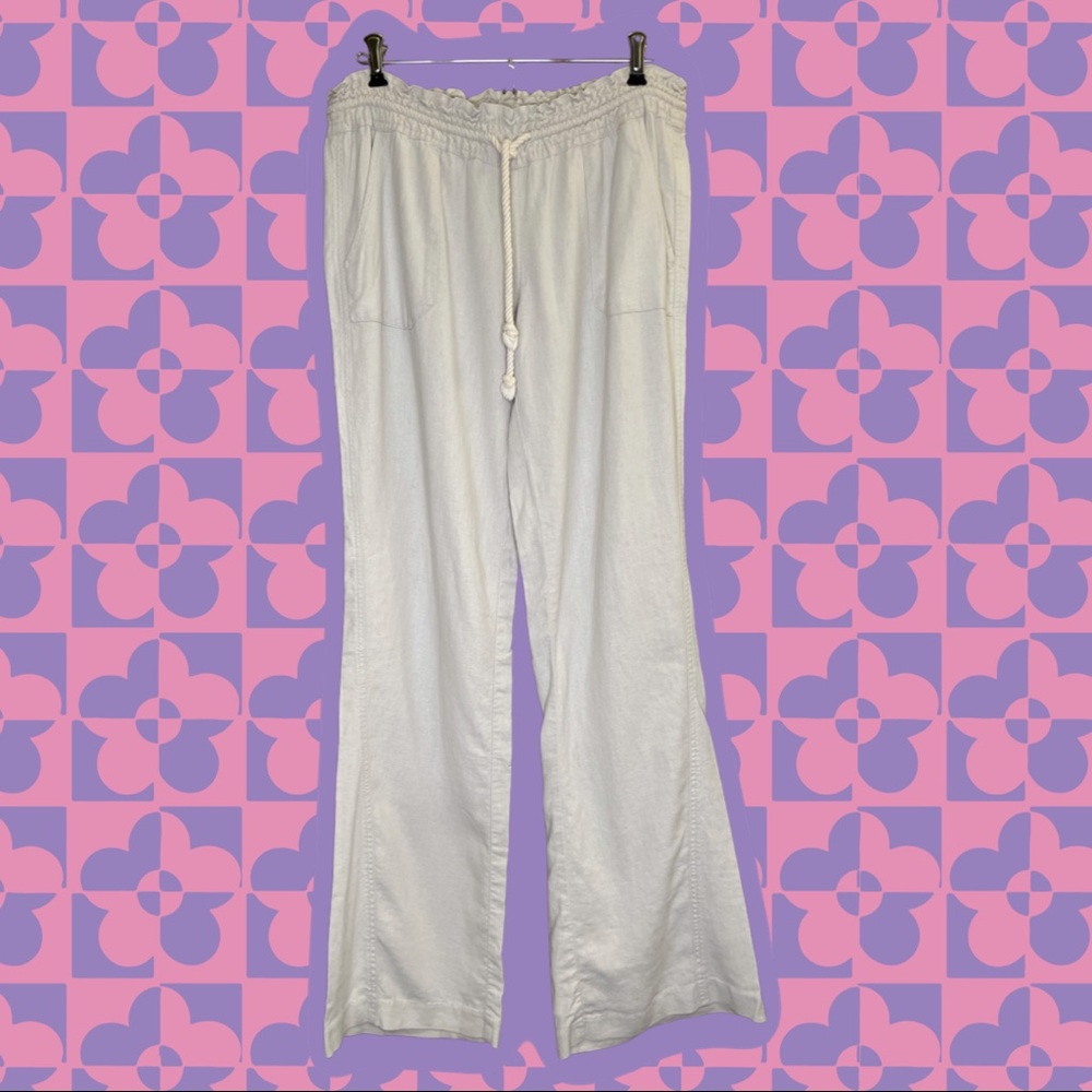 Comfortable Roxy pants in cream color with slightly flared legs.